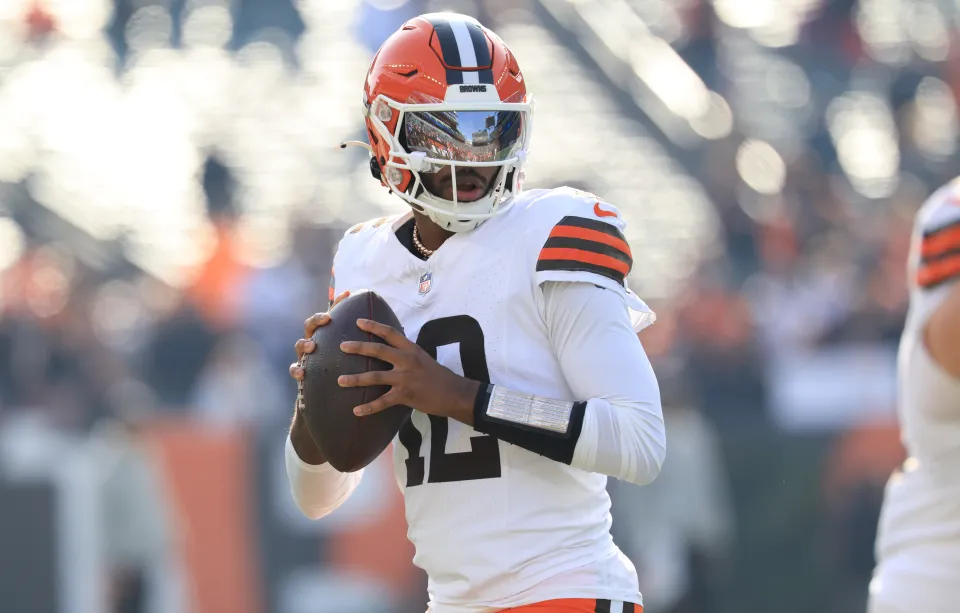 Shedeur Sanders #12 of the Cleveland Browns warms up prior to the game against the Cincinnati Bengals at Paycor Stadium on January 04, 2026