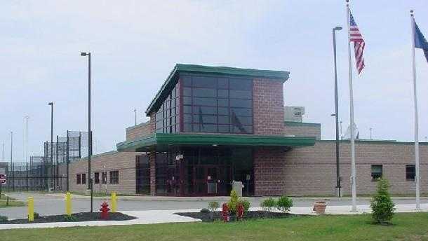 2 corrections officers charged after allegedly smuggling drugs into SCI Fayette
