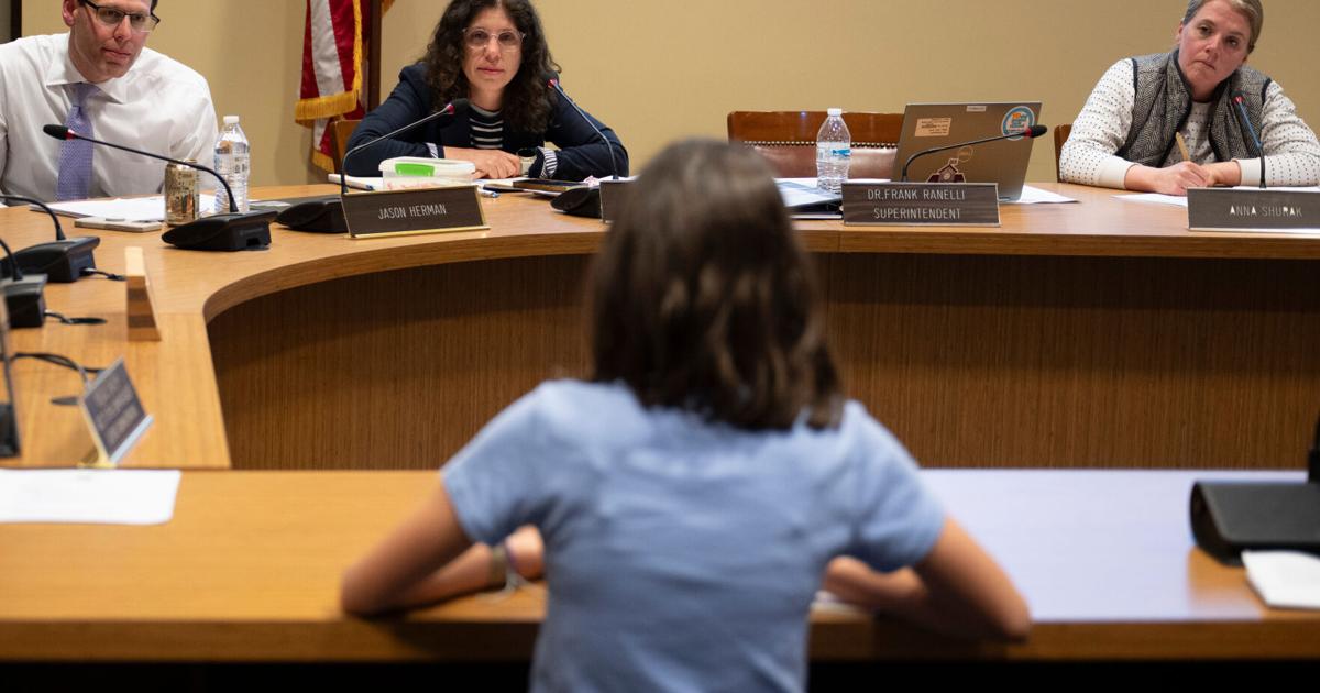 Some parents don't want their kids to use tech at school. But districts are pushing back | State news