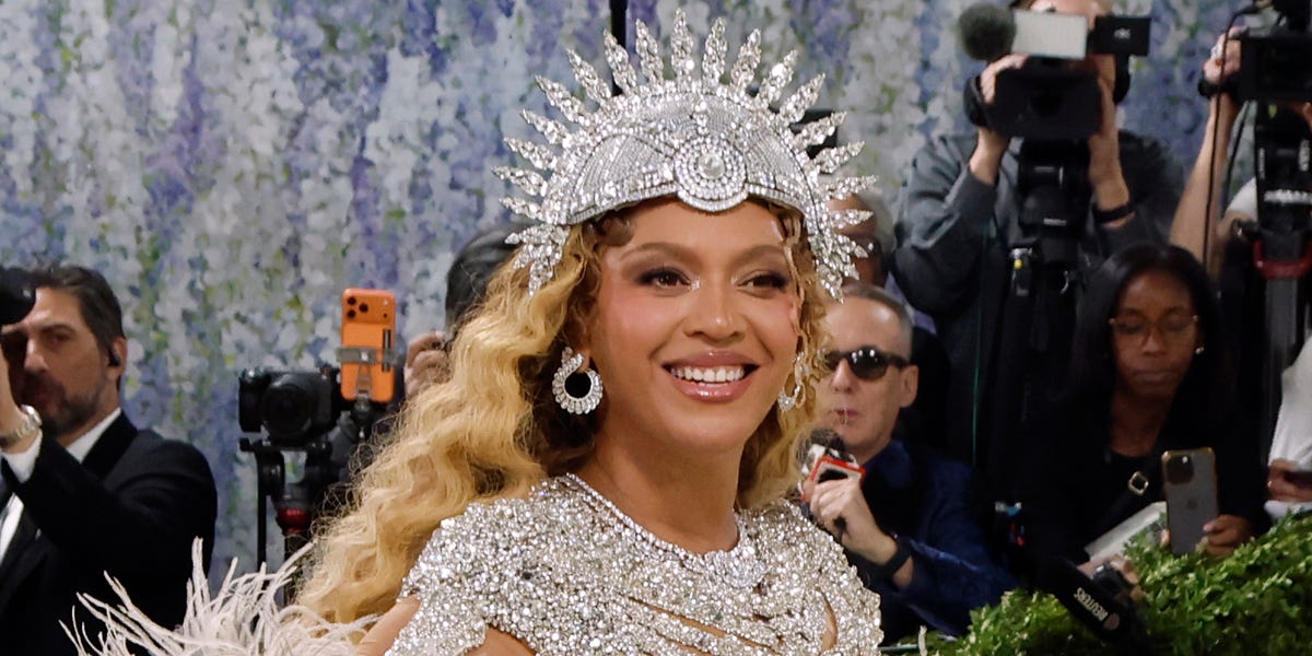 Beyoncé Seen Dancing in a Blazer and Jeans to Jay-Z’s Music in Philadelphia