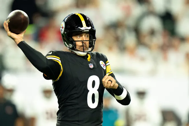 Pittsburgh Steelers quarterback Aaron Rodgers (8) throws a pass in the first quarter of the NFL game between the Cincinnati Bengals and Pittsburgh Steelers at Paycor Stadium in Cincinnati on Oct. 16, 2025.