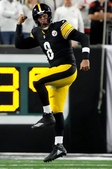 CINCINNATI, OHIO - OCTOBER 16: Aaron Rodgers #8 of the Pittsburgh Steelers celebrates after Pat Freiermuth #88 scored a 68 yard touchdown against the Cincinnati Bengals during the fourth quarter in the game at Paycor Stadium on October 16, 2025 in Cincinnati, Ohio. (Photo by Dylan Buell/Getty Images)