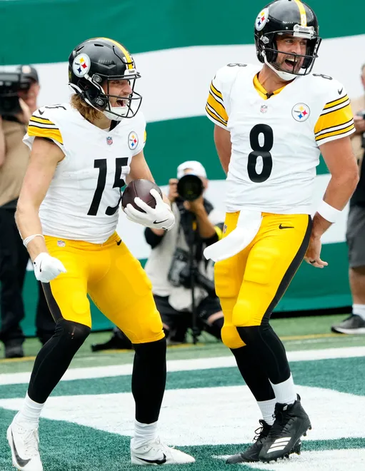 Pittsburgh Steelers wide receiver Ben Skowronek (15) celebrates with Pittsburgh Steelers quarterback Aaron Rodgers (8) after scoring the first touchdown of the game, Sunday, September 7, 2025, in East Rutherford.