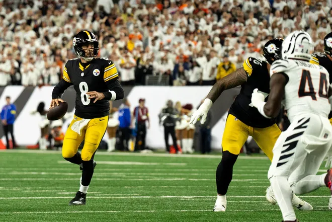 Pittsburgh Steelers quarterback Aaron Rodgers (8) throws a touchdown pass in the first quarter of the NFL game between the Cincinnati Bengals and Pittsburgh Steelers at Paycor Stadium in Cincinnati on Oct. 16, 2025.