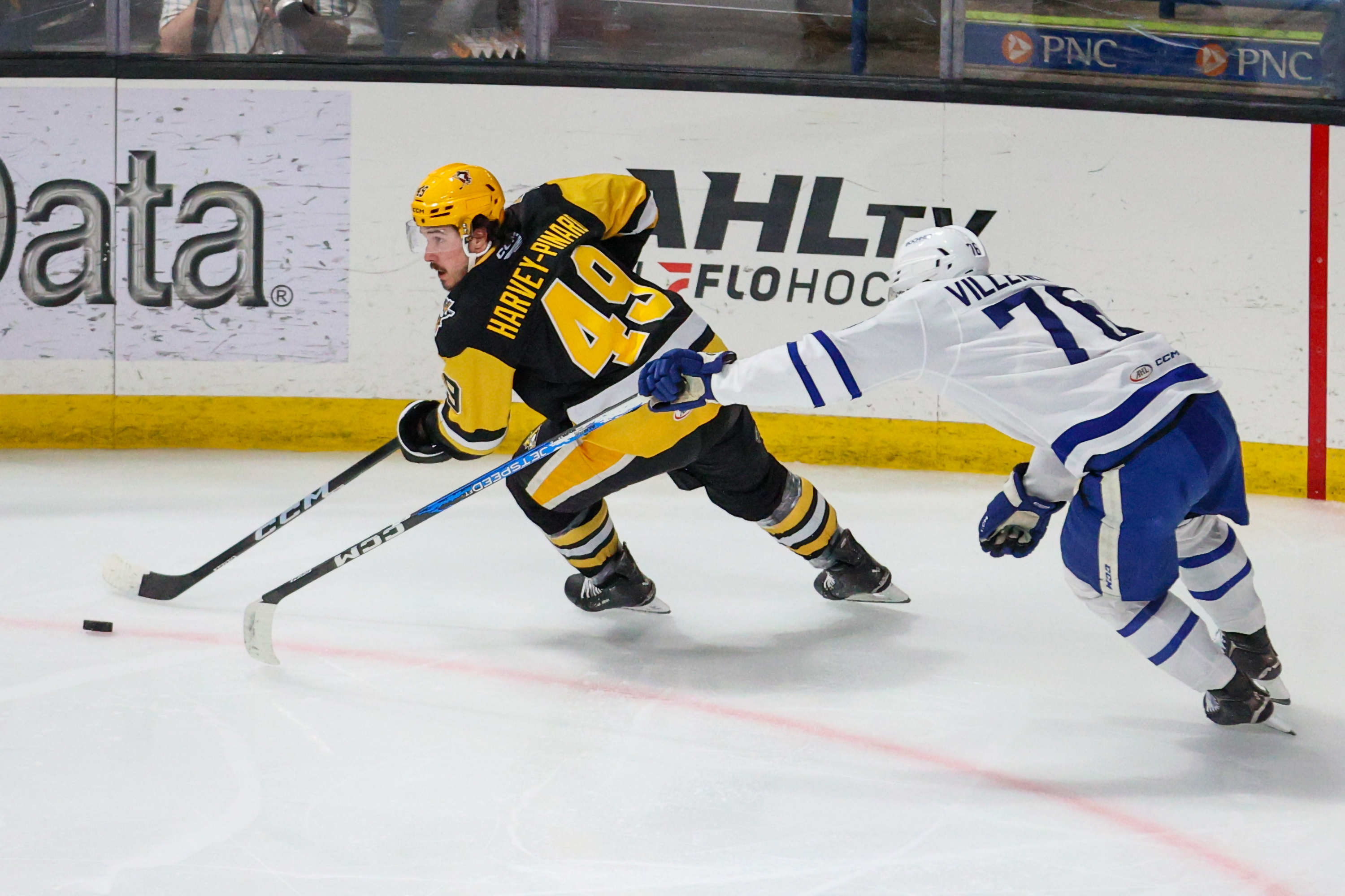 Wilkes-Barre/Scranton’s Rafaël Harvey-Pinard looks for an open teammate during Game...