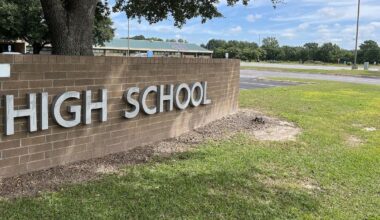 Despite tax revolt, Lower Merion keeps administrator pay high