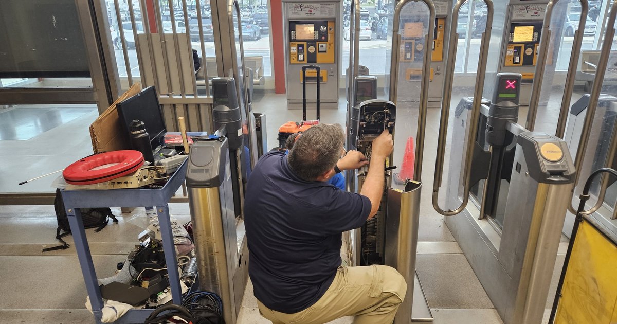 PATCO installs gates to test tap-to-pay system at each station