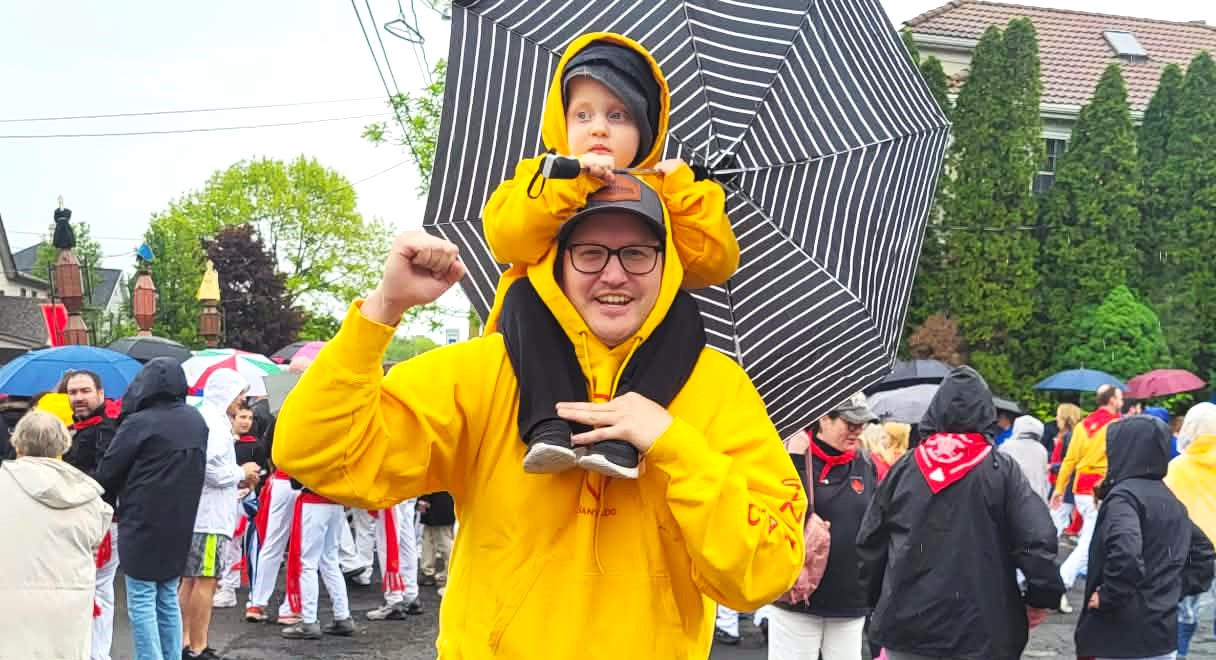 Tony Cacciamani with his son Jack on his shoulders on...