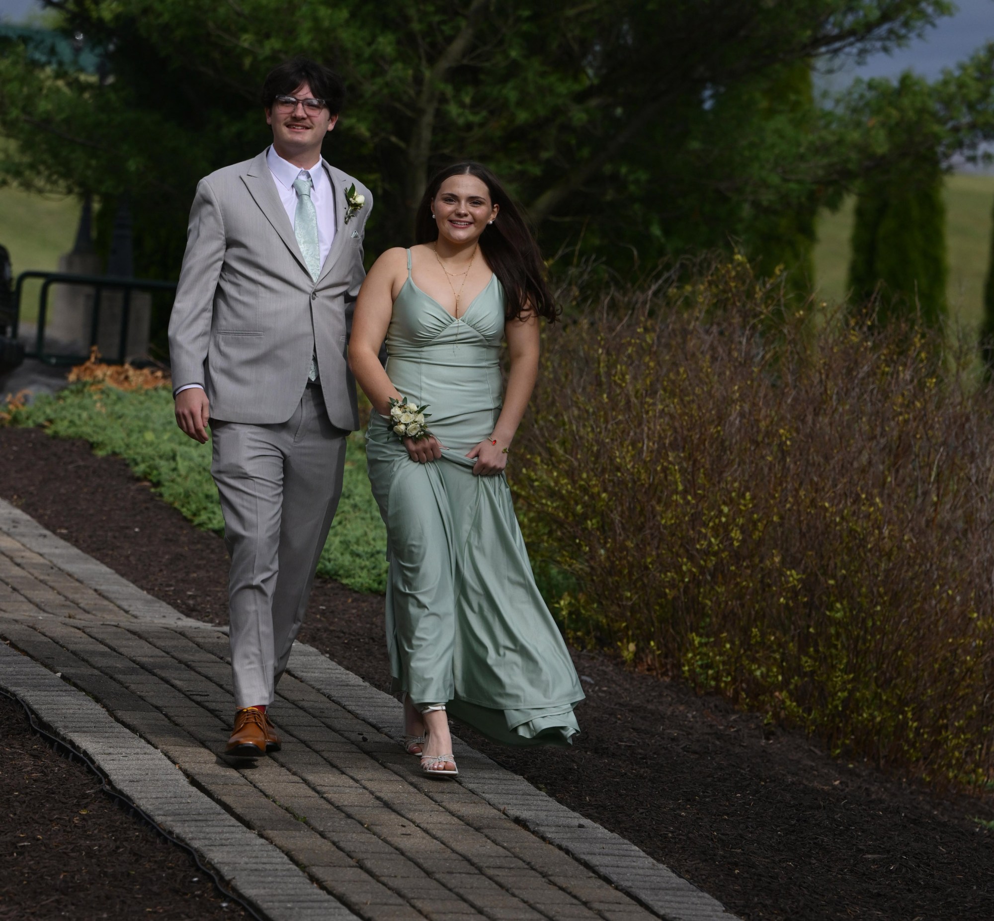 Catasauqua High School held its prom Friday, May 15, 2026, at Woodstone Country Club in Danielsville. Students and their guests arrive to the big night. (Monica Cabrera/The Morning Call)