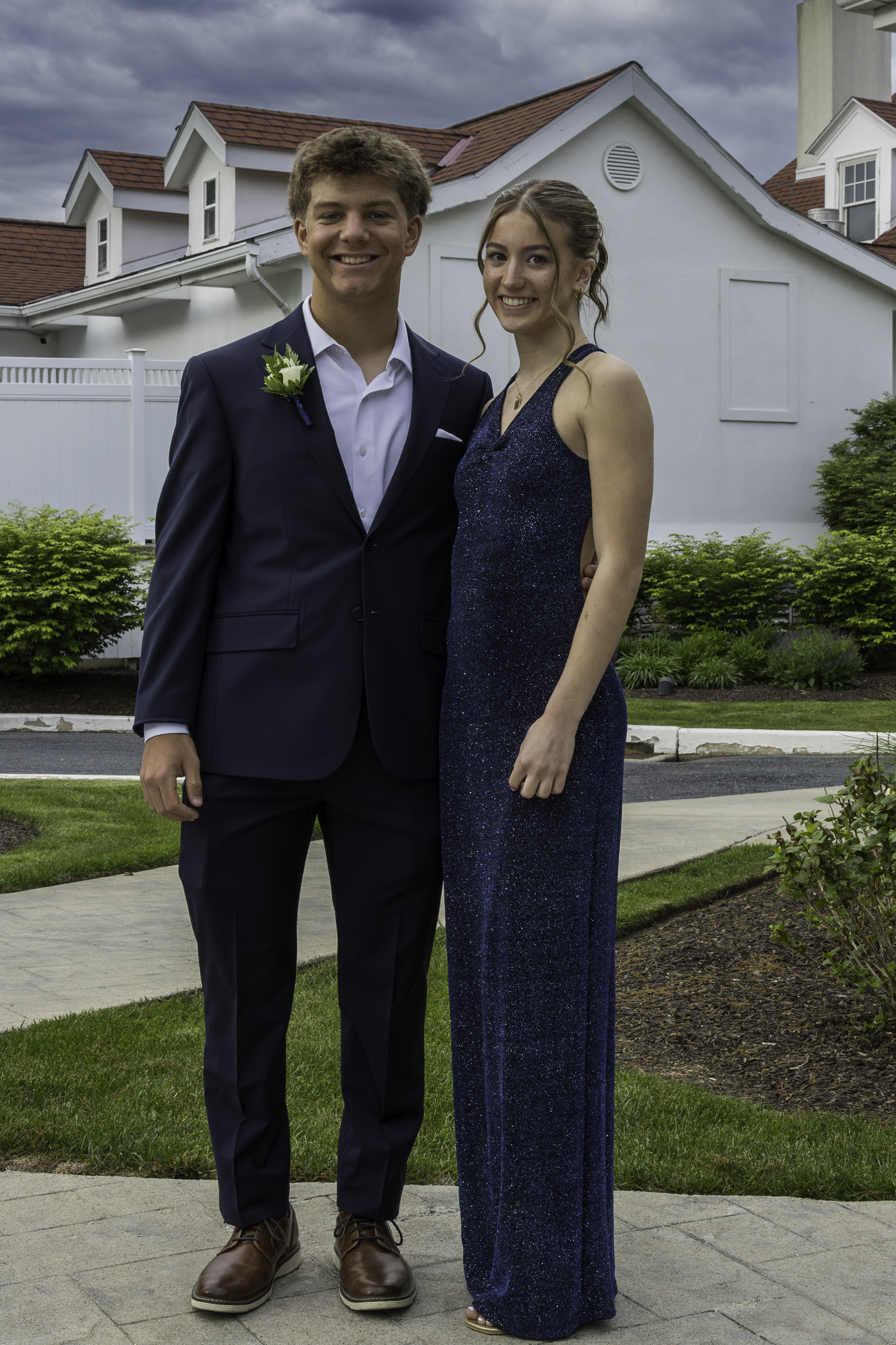 Notre Dame High School-Green Pond held its 2026 prom Friday, May 15, at Northampton Country Club in Bethlehem Township. Students and their guests arrive to the big night. (Jennifer Bogari/Christmas City Studio)