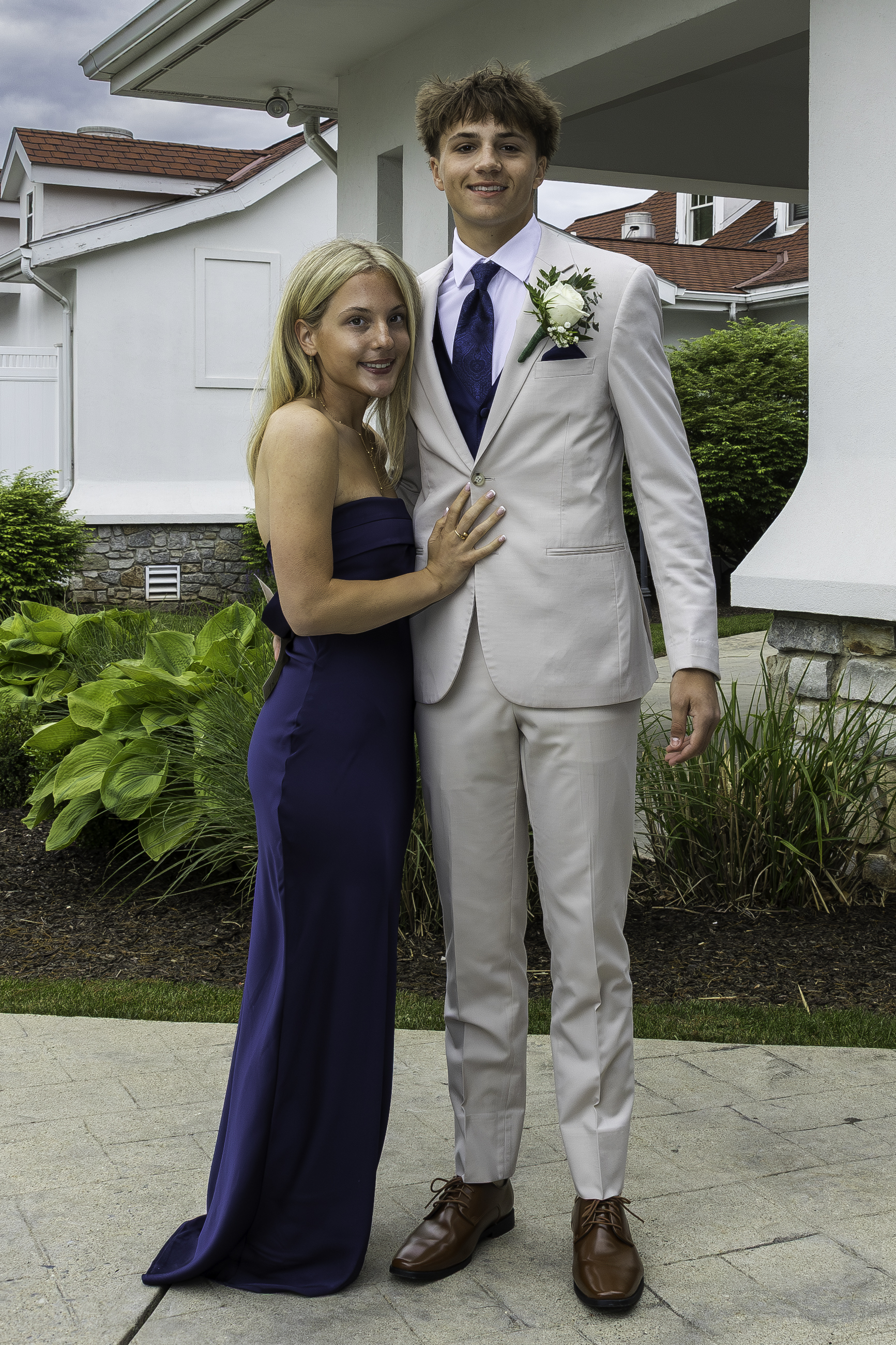 Notre Dame High School-Green Pond held its 2026 prom Friday, May 15, at Northampton Country Club in Bethlehem Township. Students and their guests arrive to the big night. (Jennifer Bogari/Christmas City Studio)
