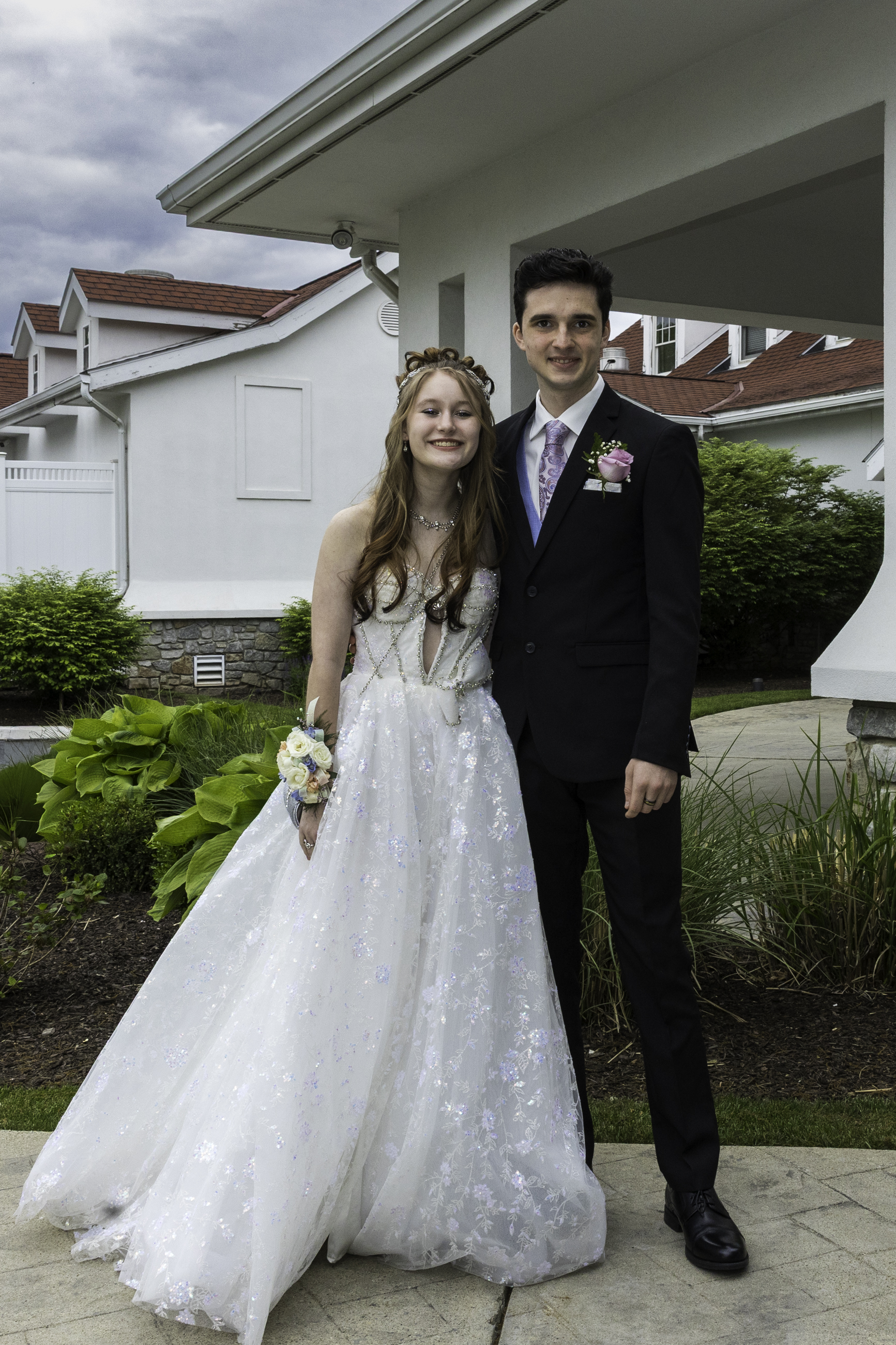 Notre Dame High School-Green Pond held its 2026 prom Friday, May 15, at Northampton Country Club in Bethlehem Township. Students and their guests arrive to the big night. (Jennifer Bogari/Christmas City Studio)