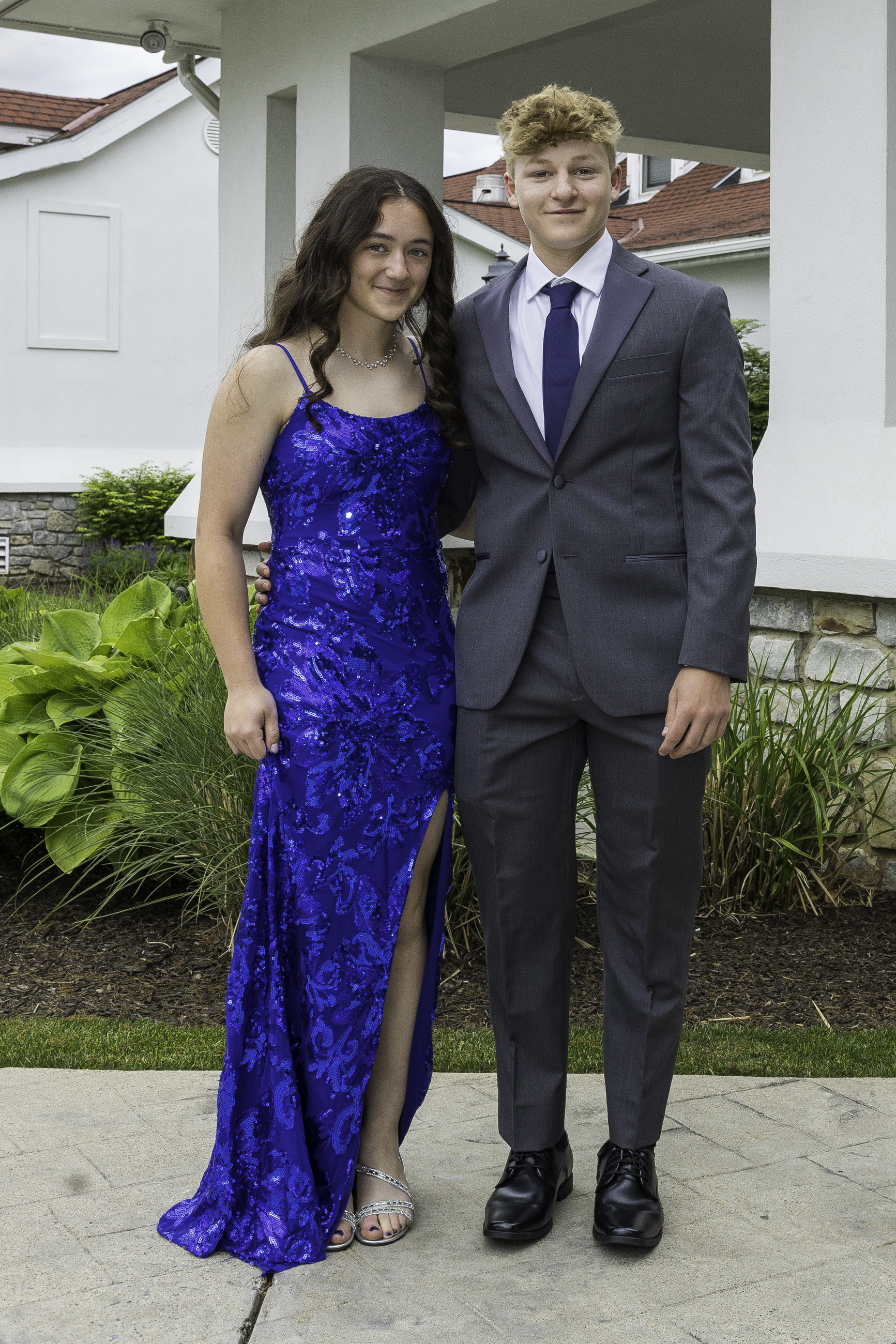 Notre Dame High School-Green Pond held its 2026 prom Friday, May 15, at Northampton Country Club in Bethlehem Township. Students and their guests arrive to the big night. (Jennifer Bogari/Christmas City Studio)