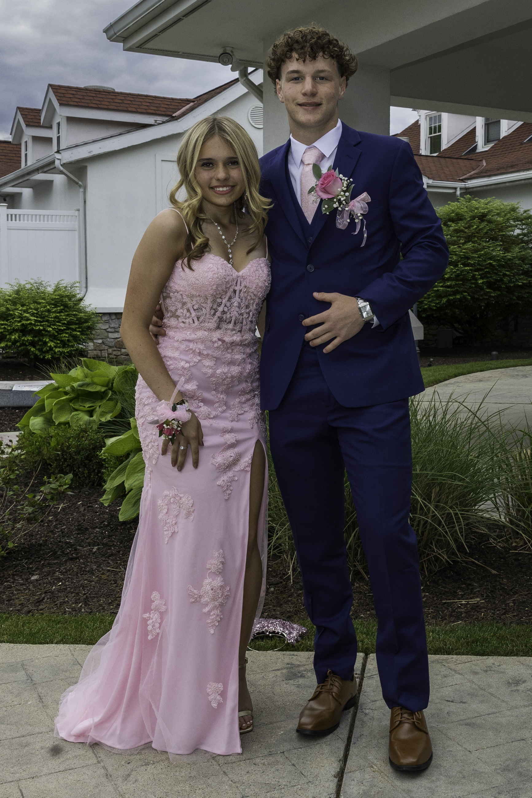 Notre Dame High School-Green Pond held its 2026 prom Friday, May 15, at Northampton Country Club in Bethlehem Township. Students and their guests arrive to the big night. (Jennifer Bogari/Christmas City Studio)