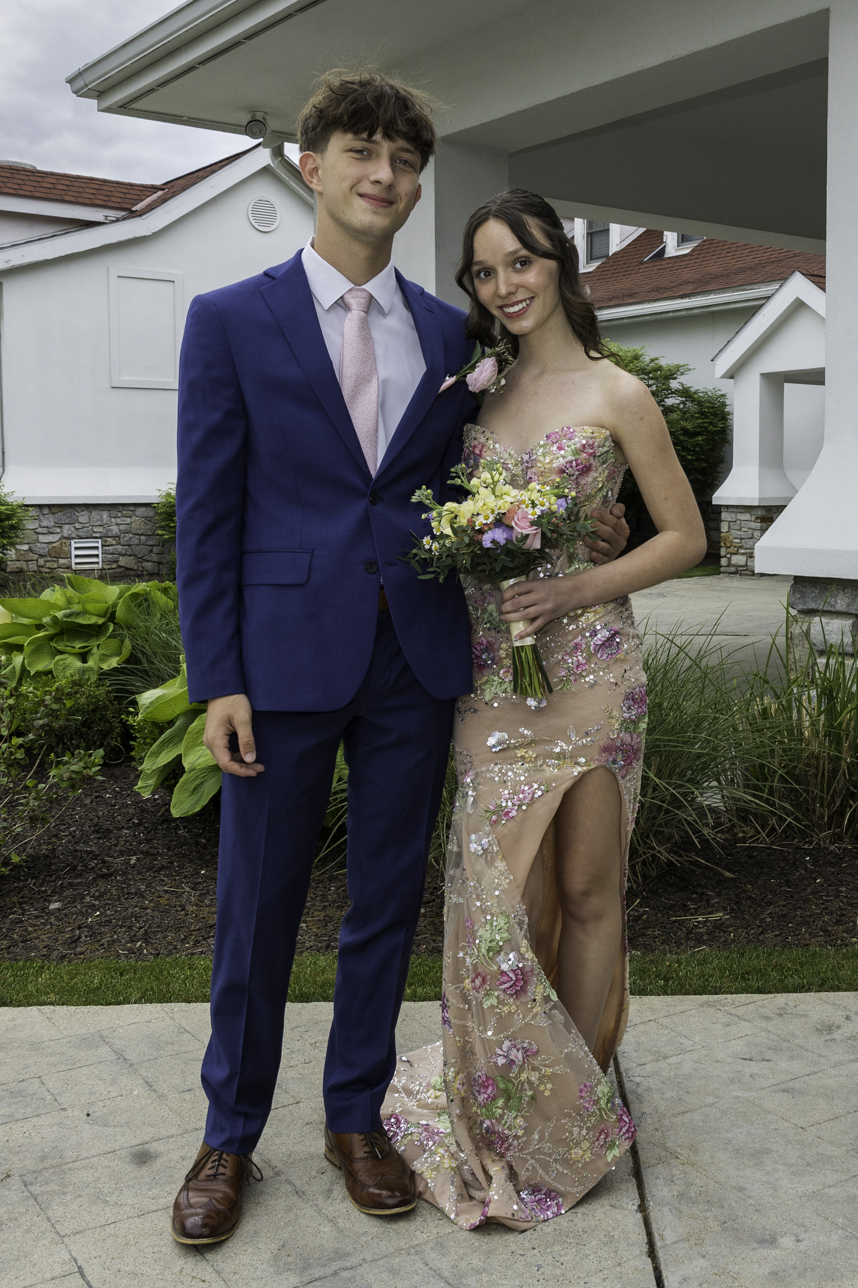 Notre Dame High School-Green Pond held its 2026 prom Friday, May 15, at Northampton Country Club in Bethlehem Township. Students and their guests arrive to the big night. (Jennifer Bogari/Christmas City Studio)