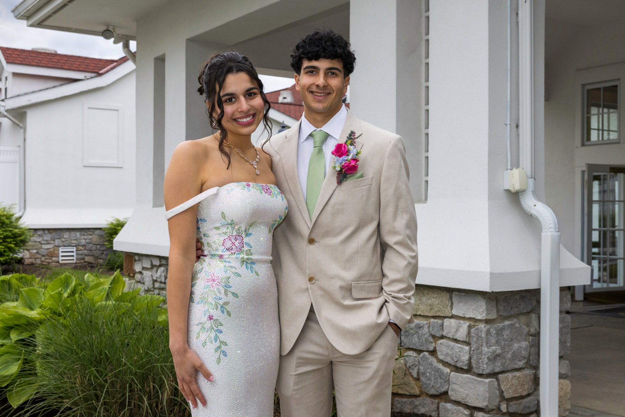 Notre Dame High School-Green Pond held its 2026 prom Friday, May 15, at Northampton Country Club in Bethlehem Township. Students and their guests arrive to the big night. (Jennifer Bogari/Christmas City Studio)