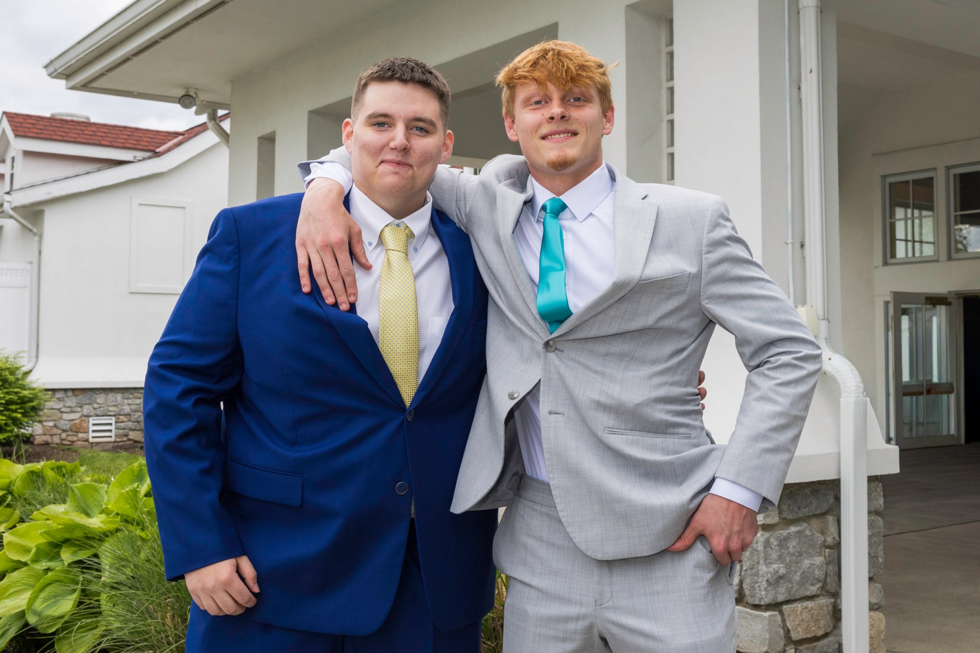 Notre Dame High School-Green Pond held its 2026 prom Friday, May 15, at Northampton Country Club in Bethlehem Township. Students and their guests arrive to the big night. (Jennifer Bogari/Christmas City Studio)