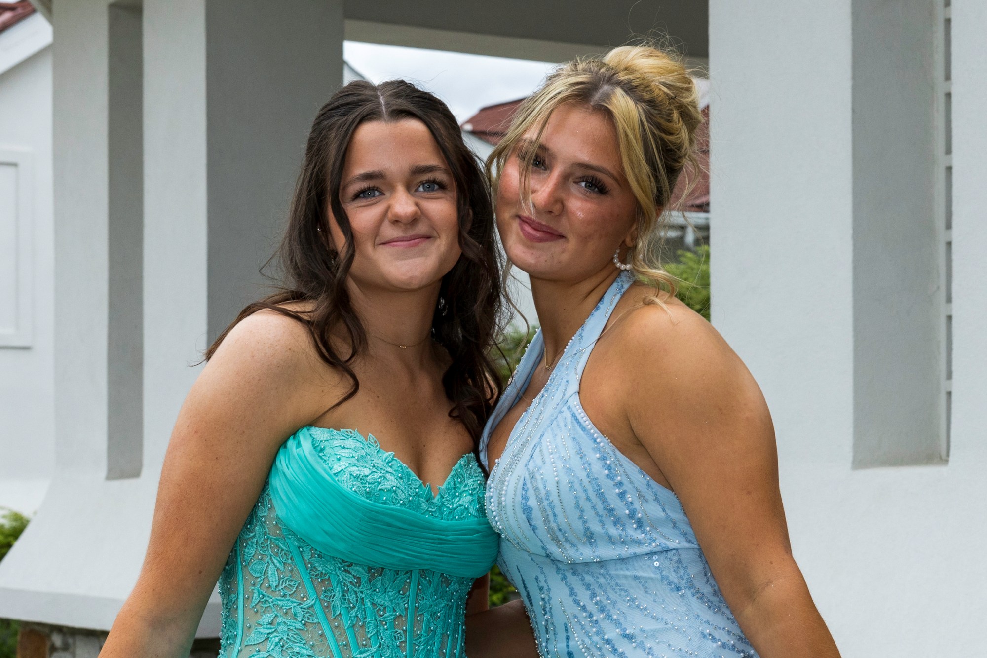 Notre Dame High School-Green Pond held its 2026 prom Friday, May 15, at Northampton Country Club in Bethlehem Township. Students and their guests arrive to the big night. (Jennifer Bogari/Christmas City Studio)