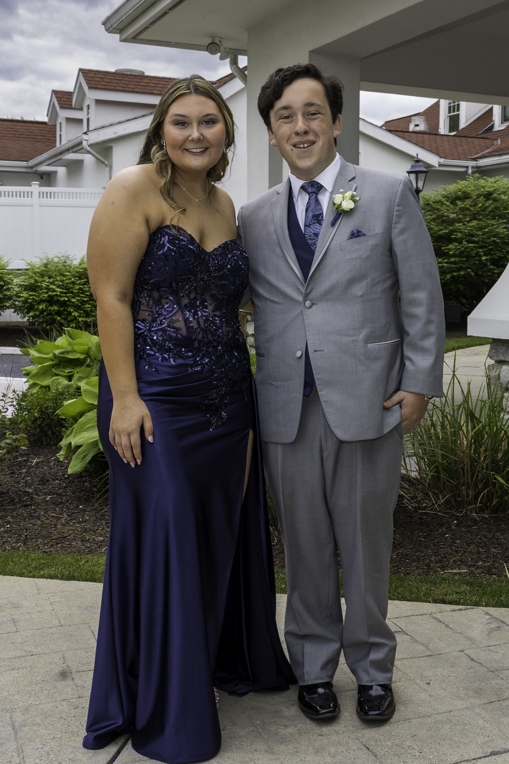 Notre Dame High School-Green Pond held its 2026 prom Friday, May 15, at Northampton Country Club in Bethlehem Township. Students and their guests arrive to the big night. (Jennifer Bogari/Christmas City Studio)