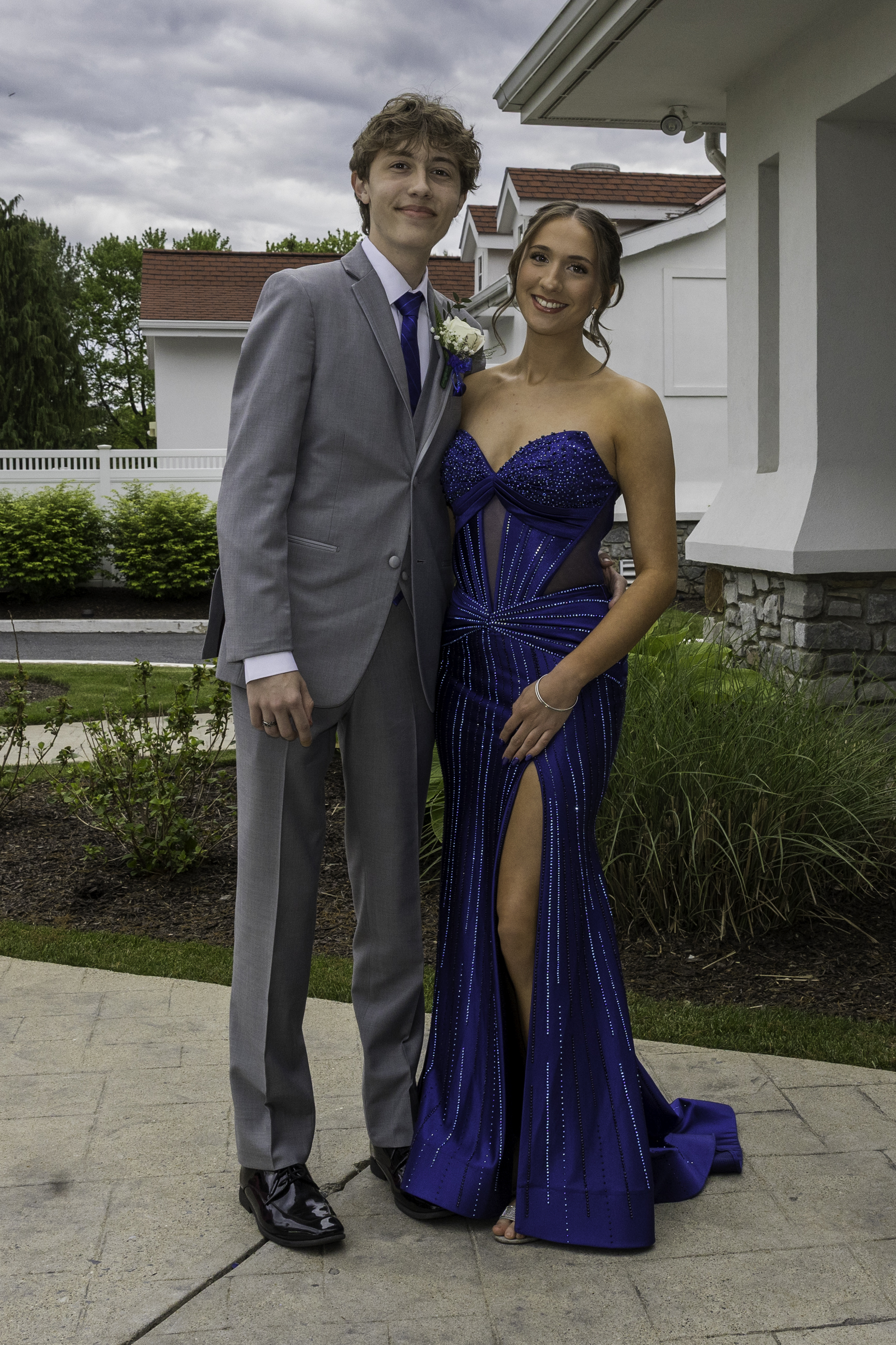 Notre Dame High School-Green Pond held its 2026 prom Friday, May 15, at Northampton Country Club in Bethlehem Township. Students and their guests arrive to the big night. (Jennifer Bogari/Christmas City Studio)