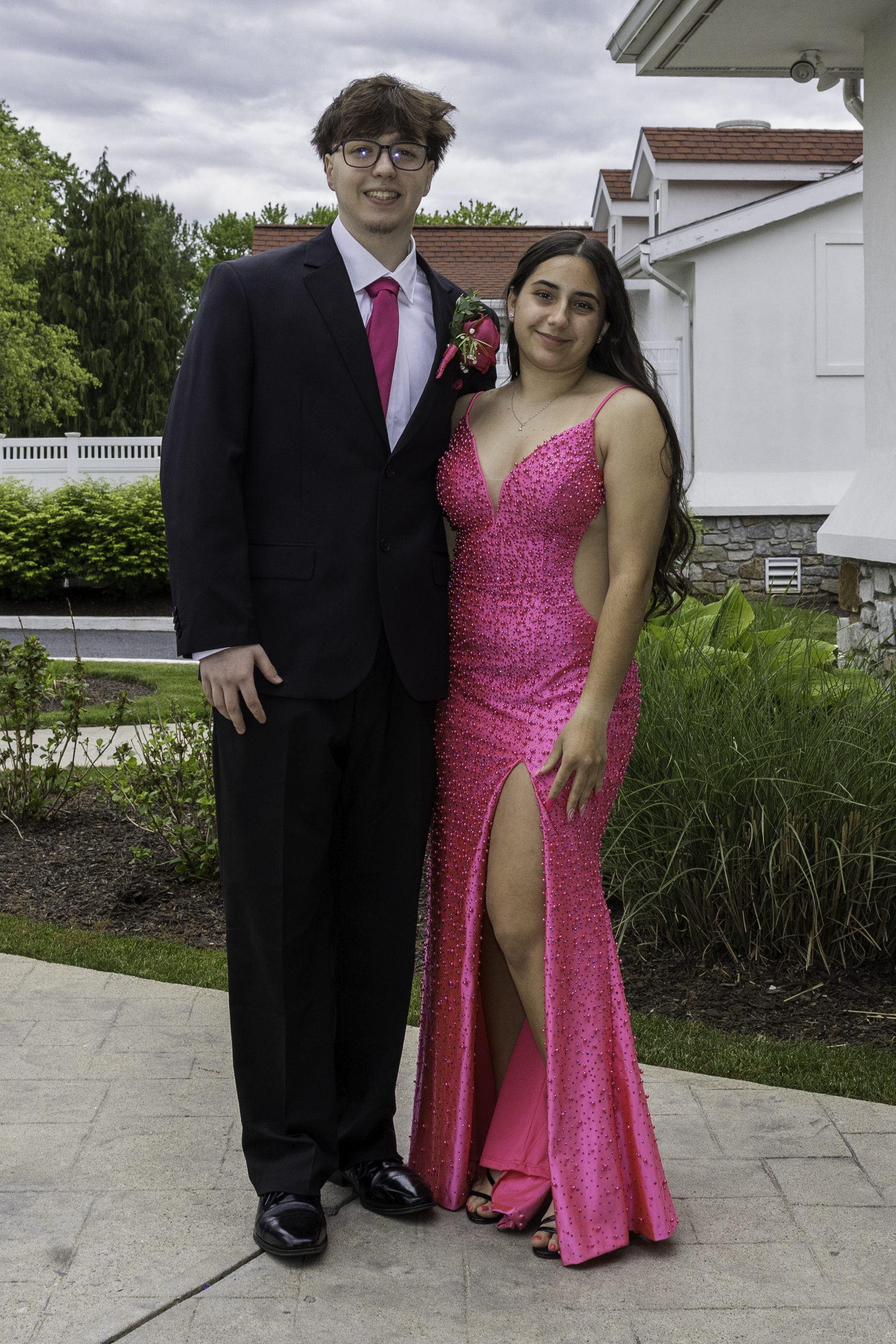 Notre Dame High School-Green Pond held its 2026 prom Friday, May 15, at Northampton Country Club in Bethlehem Township. Students and their guests arrive to the big night. (Jennifer Bogari/Christmas City Studio)