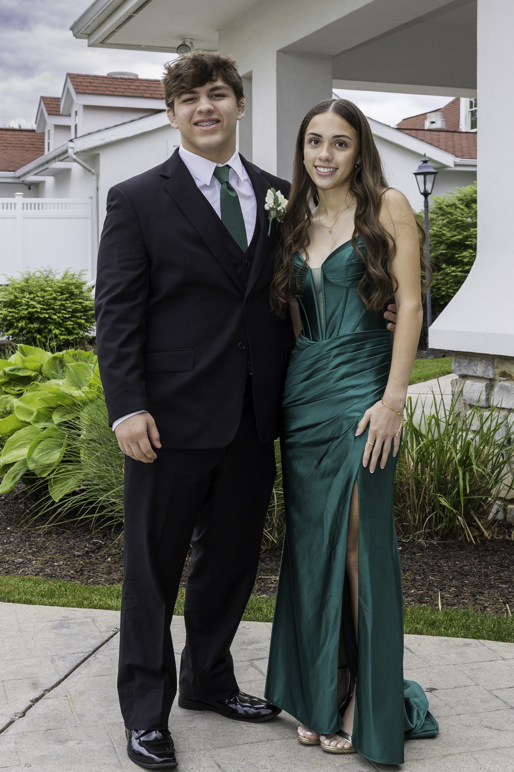 Notre Dame High School-Green Pond held its 2026 prom Friday, May 15, at Northampton Country Club in Bethlehem Township. Students and their guests arrive to the big night. (Jennifer Bogari/Christmas City Studio)