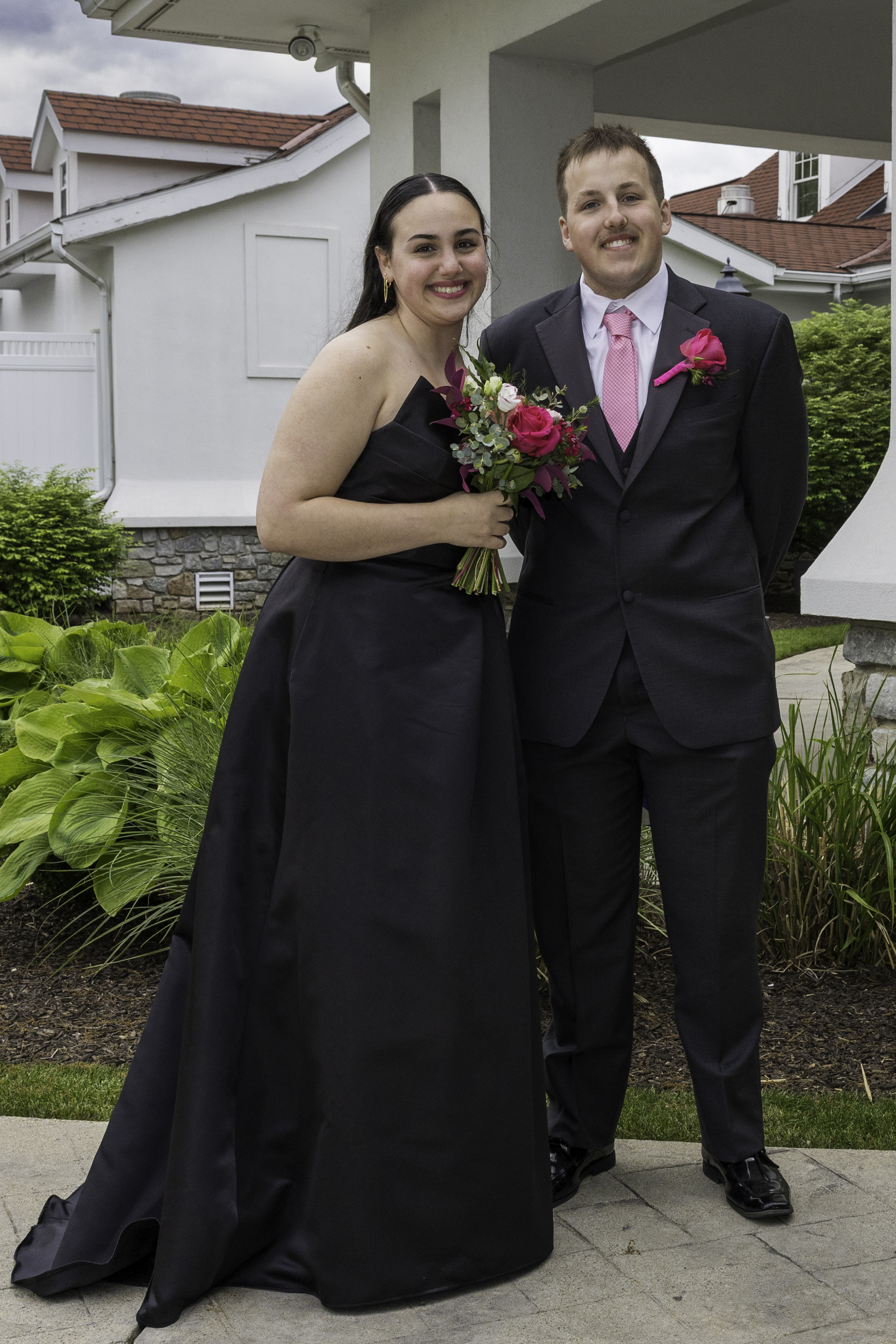 Notre Dame High School-Green Pond held its 2026 prom Friday, May 15, at Northampton Country Club in Bethlehem Township. Students and their guests arrive to the big night. (Jennifer Bogari/Christmas City Studio)