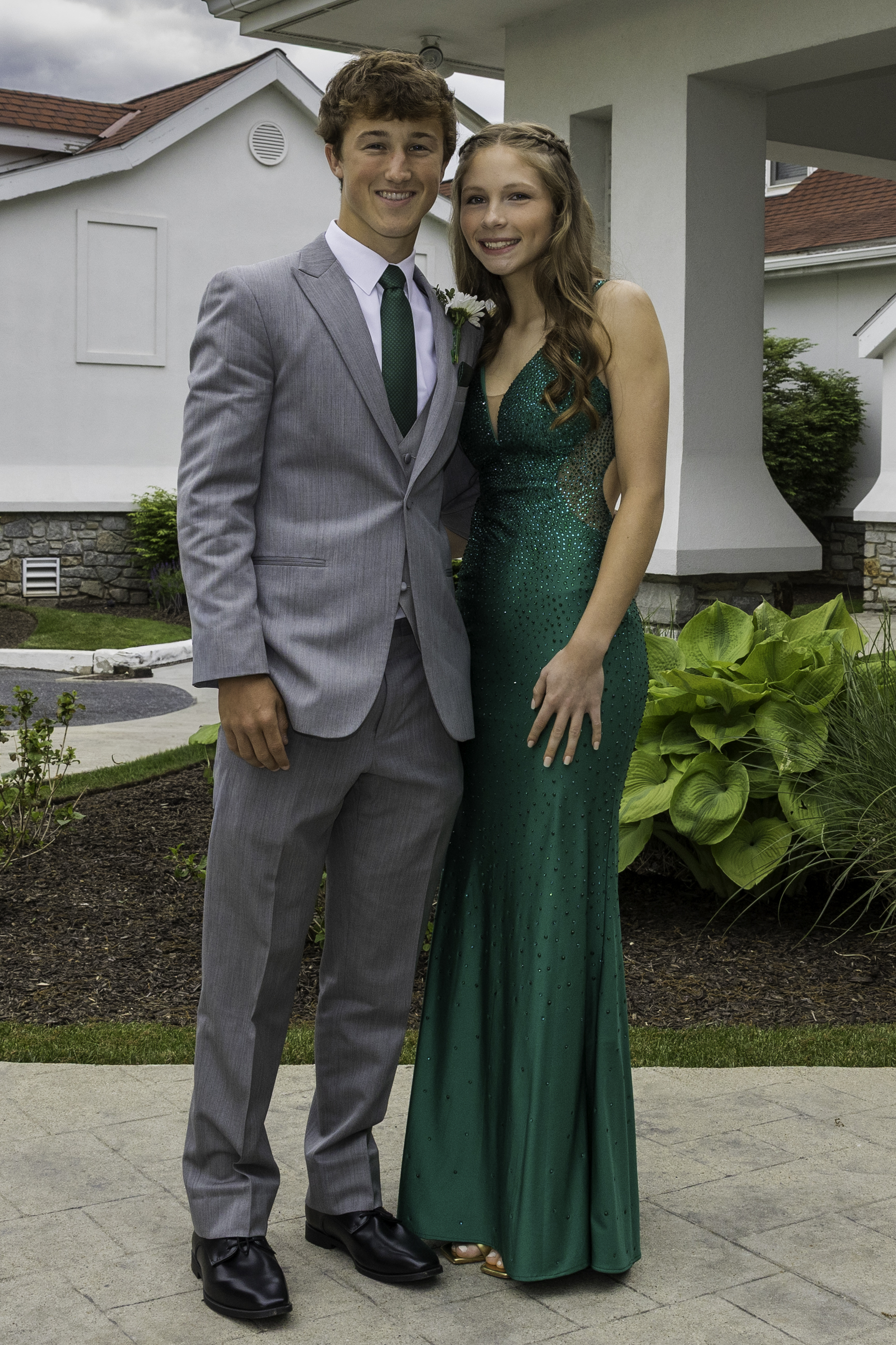 Notre Dame High School-Green Pond held its 2026 prom Friday, May 15, at Northampton Country Club in Bethlehem Township. Students and their guests arrive to the big night. (Jennifer Bogari/Christmas City Studio)