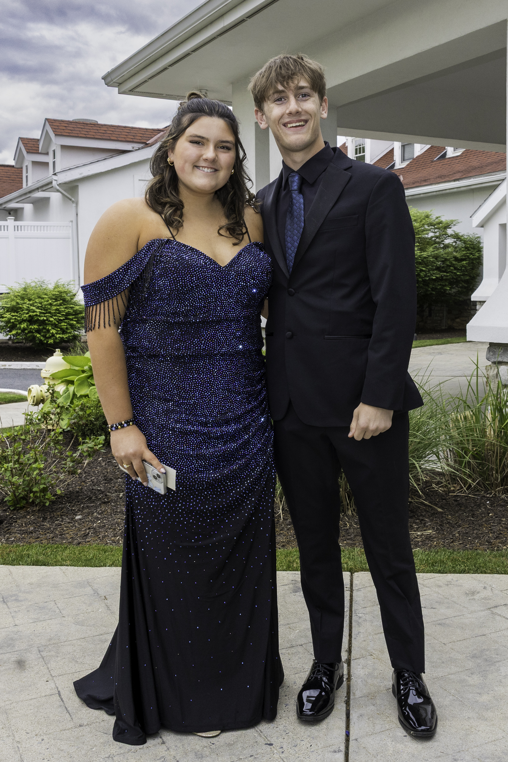Notre Dame High School-Green Pond held its 2026 prom Friday, May 15, at Northampton Country Club in Bethlehem Township. Students and their guests arrive to the big night. (Jennifer Bogari/Christmas City Studio)