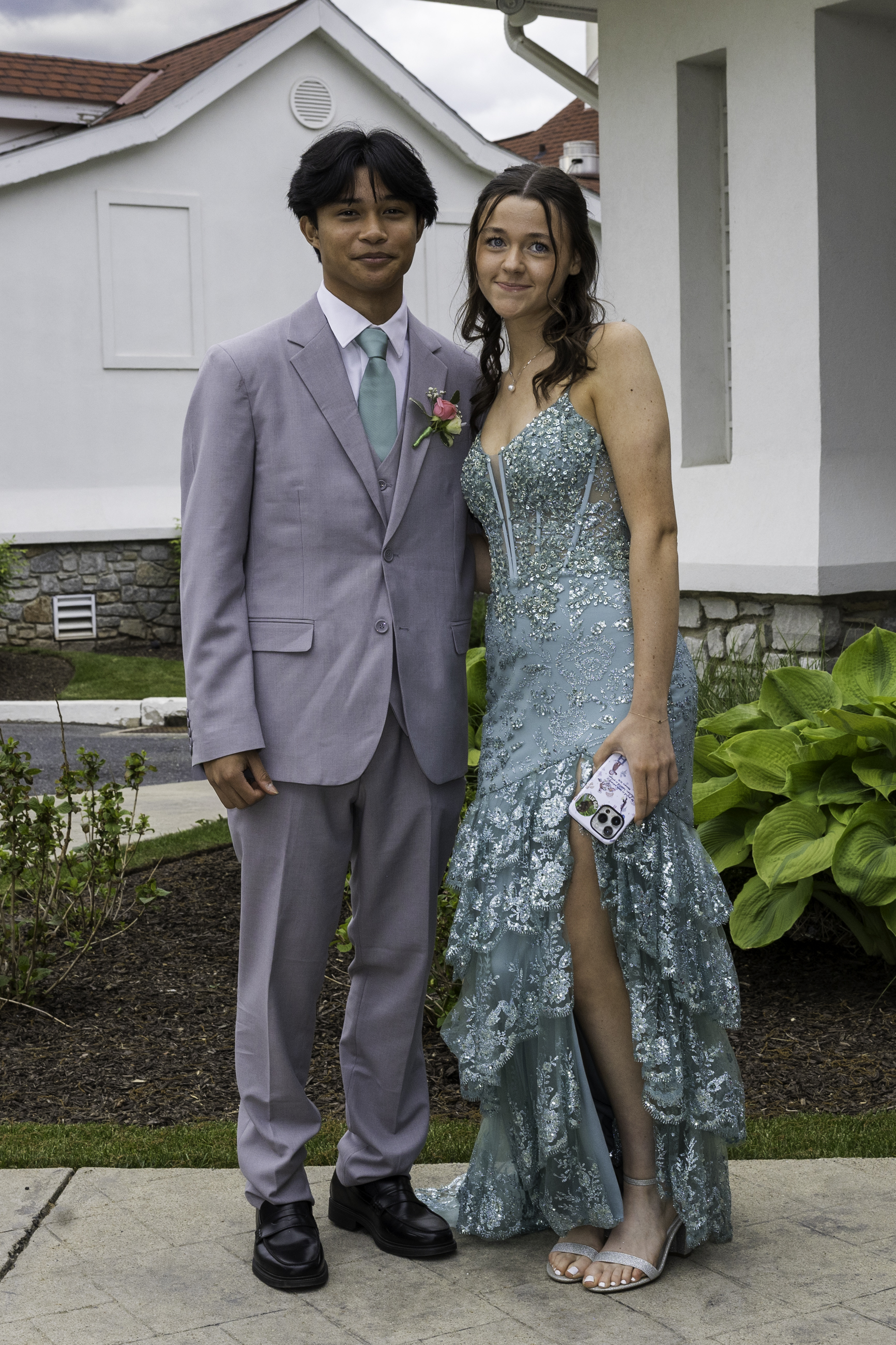 Notre Dame High School-Green Pond held its 2026 prom Friday, May 15, at Northampton Country Club in Bethlehem Township. Students and their guests arrive to the big night. (Jennifer Bogari/Christmas City Studio)