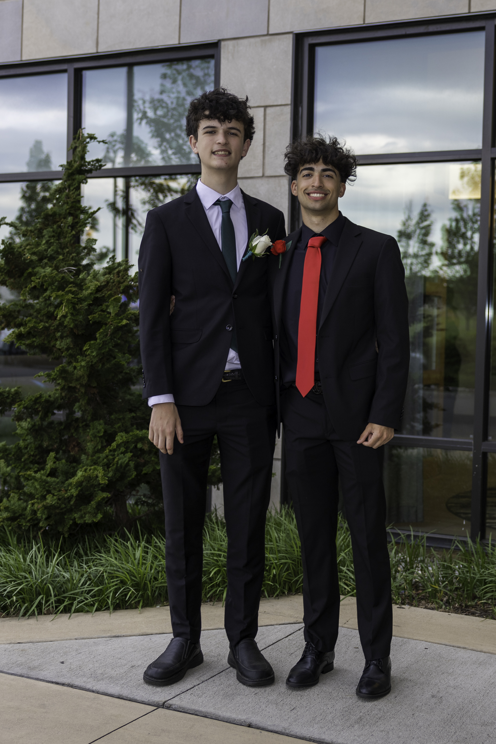 Salisbury High School held its 2026 prom Saturday, May 16, at the Aster Event Center in Upper Macungie Township. Students and their guests arrive to the big night. (Jennifer Bogari/Christmas City Studio)