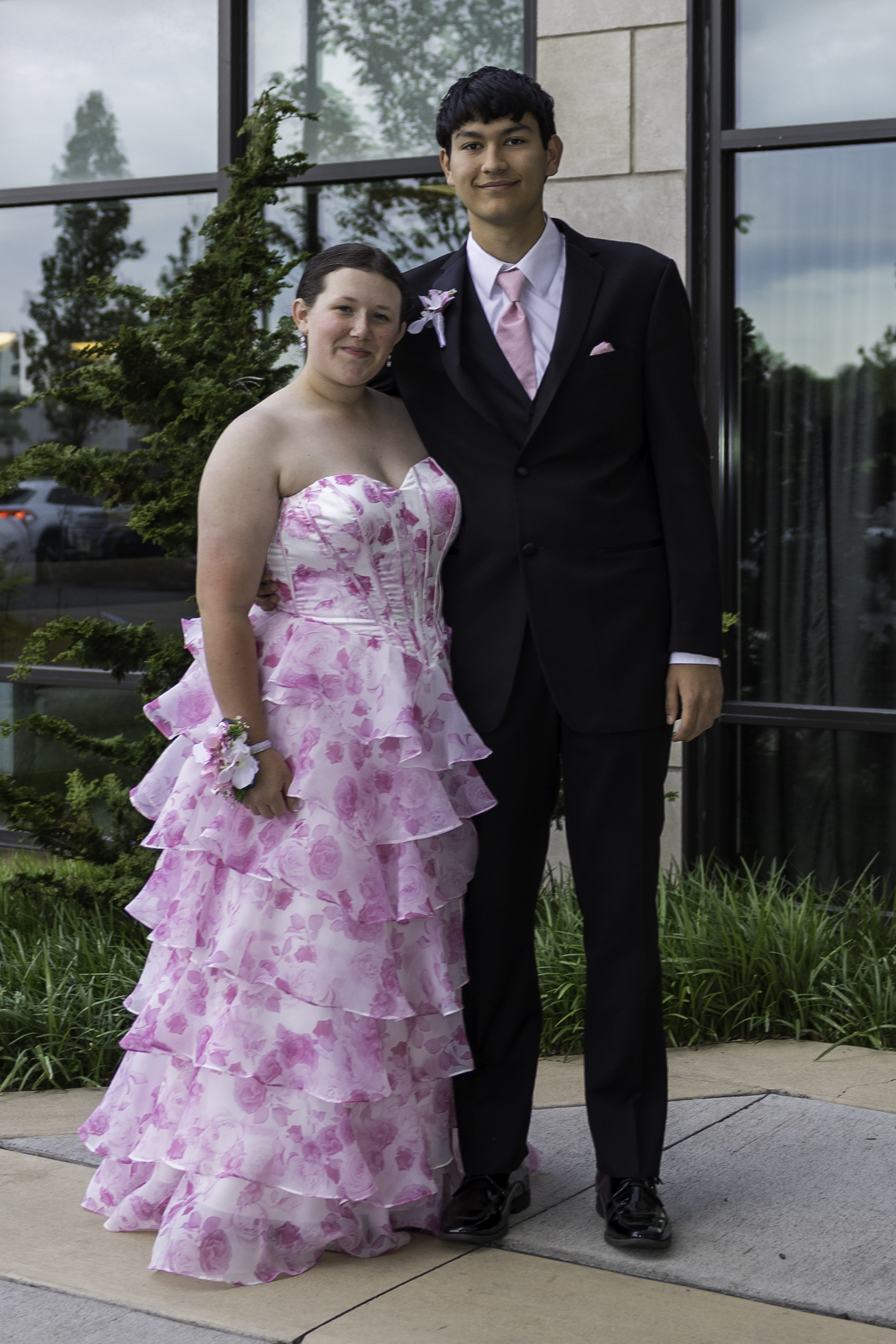 Salisbury High School held its 2026 prom Saturday, May 16, at the Aster Event Center in Upper Macungie Township. Students and their guests arrive to the big night. (Jennifer Bogari/Christmas City Studio)