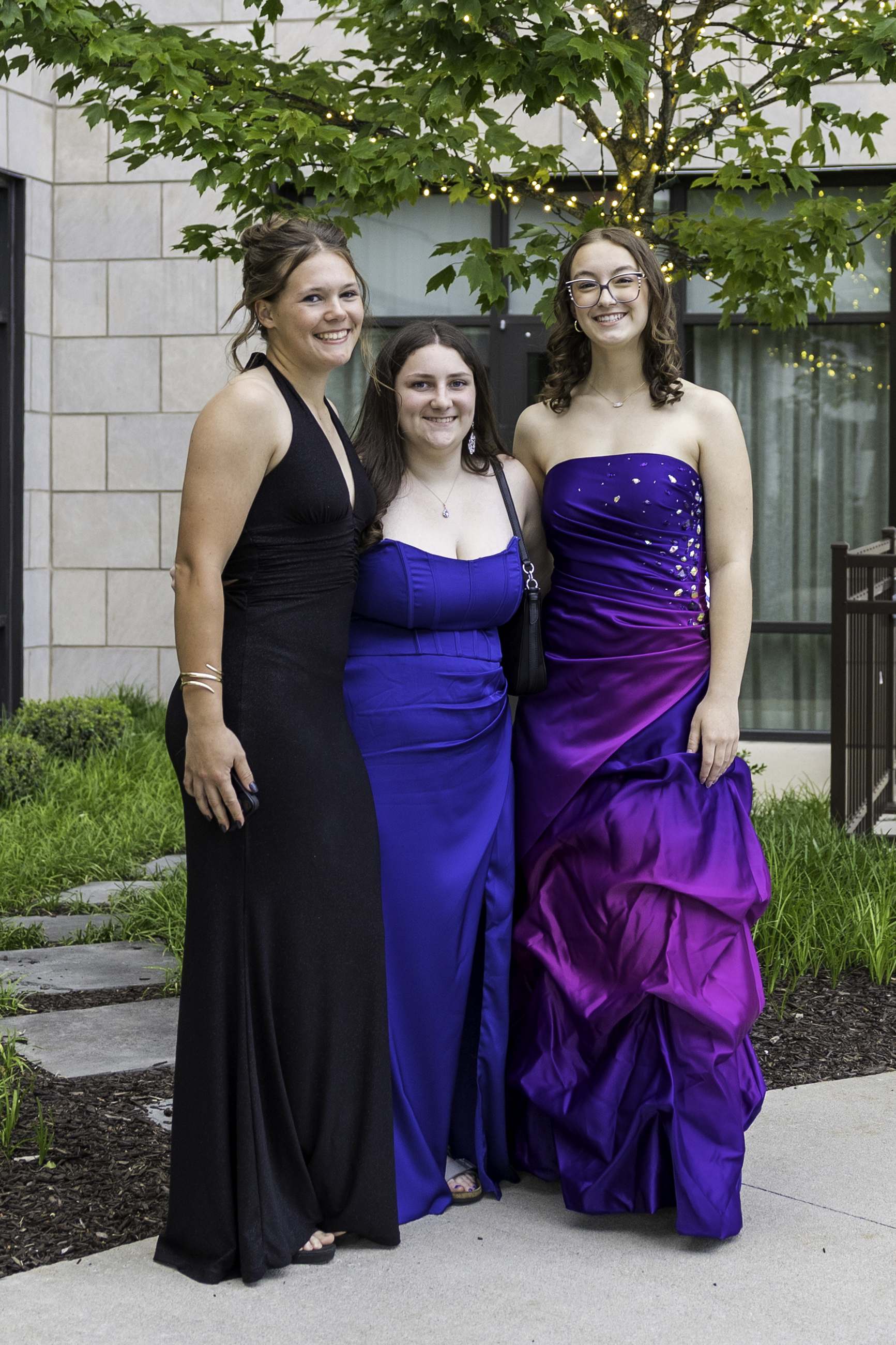 Salisbury High School held its 2026 prom Saturday, May 16, at the Aster Event Center in Upper Macungie Township. Students and their guests arrive to the big night. (Jennifer Bogari/Christmas City Studio)