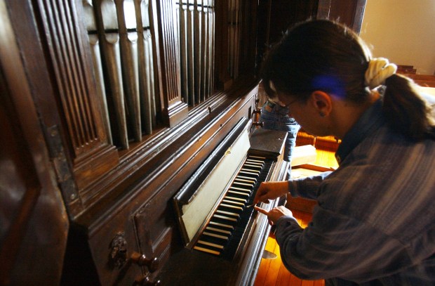 Nazareth. Tuesday, October 19, 2004. Disassembly and cleaning of the Whitefield House Museum of the Moravian Historical Society's 1776 Tannenberg Organ. Sue Dreydoppel, Moravian Historical Society Exectuive Director, tries cleaning the keys of the organ. (Pete Shaheen/TMC) * Martinez story.