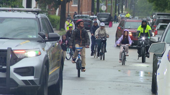 Pittsburgh Lincoln PreK-5 students 'walk and roll' to school