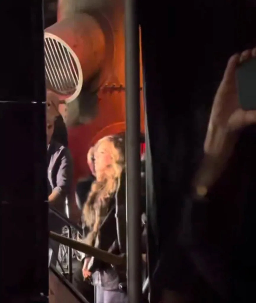 The video showed the singer attempting to keep a low-profile as she hung out on the side of the stage while Jay performed his song, “U Don’t Know.” TheRocSupremacy/X
