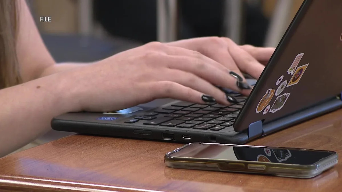 Lower Merion parents push back on Chromebooks for elementary students