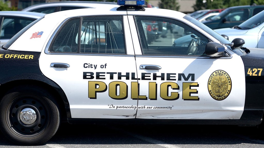 3 injured in Bethlehem crash that damaged pole