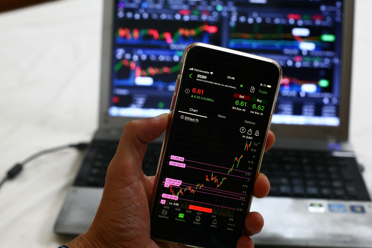Earnings miss and 52-week low weigh on shares