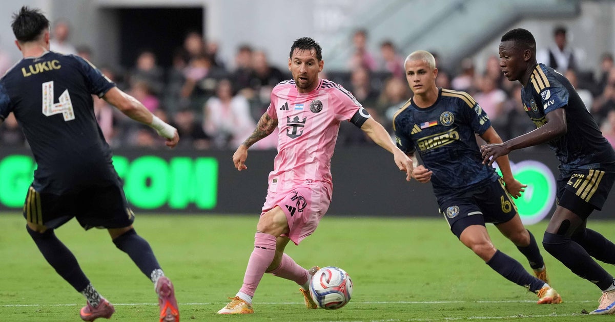 Messi leaves during second half, grabs at leg, Inter Miami rallies past Union 6-4