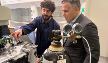 David McCormick tours AI-powered biotech labs at Penn