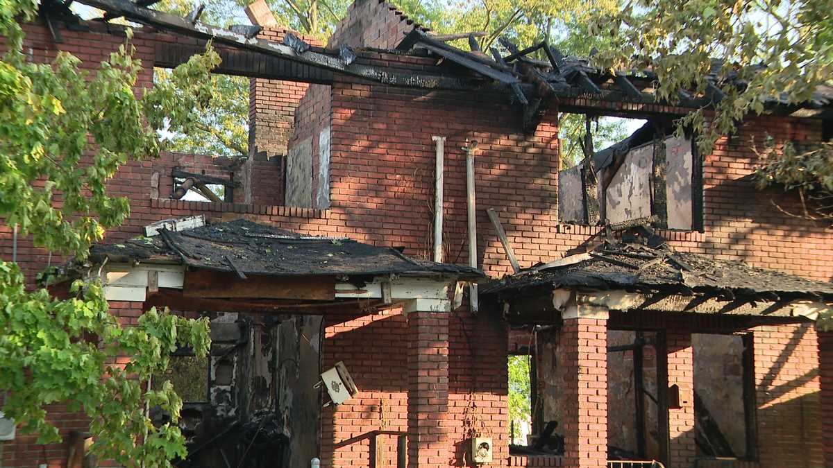 Fire tears through homes in Homestead, Pennsylvania