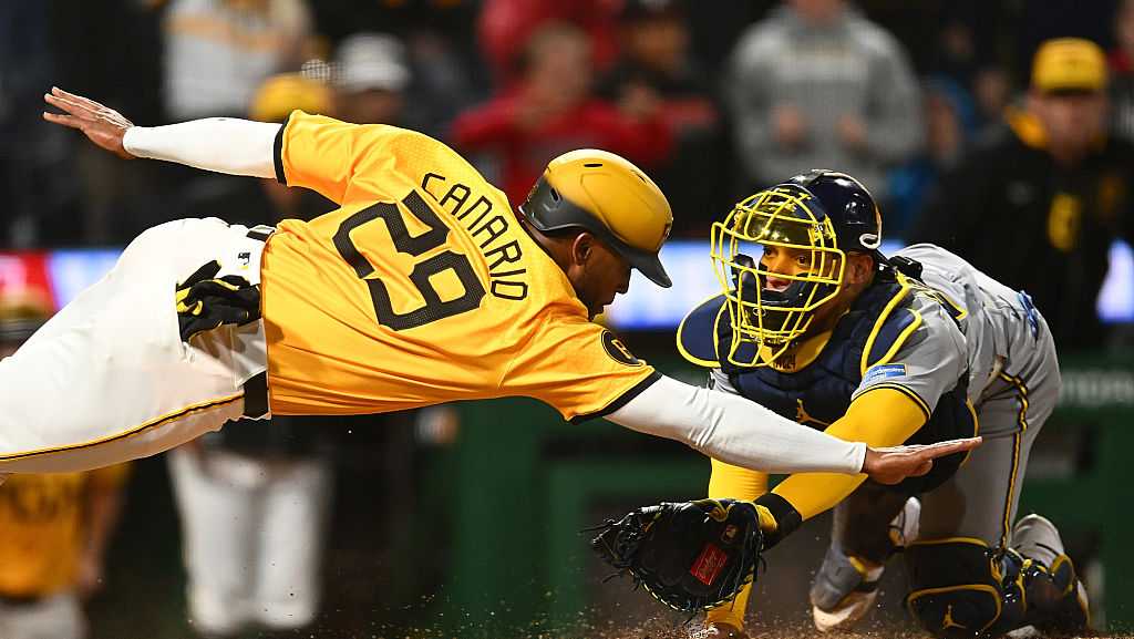 San Francisco Giants and Pittsburgh Pirates play in game 2