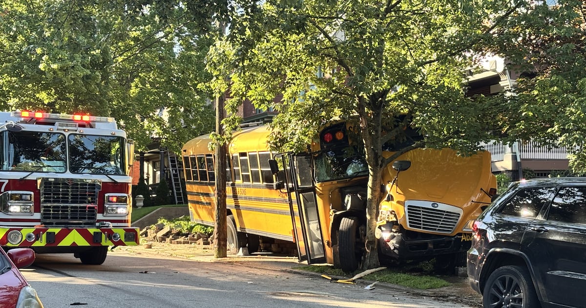 School bus crashes into tree in Pittsburgh’s Highland Park neighborhood – WPXI