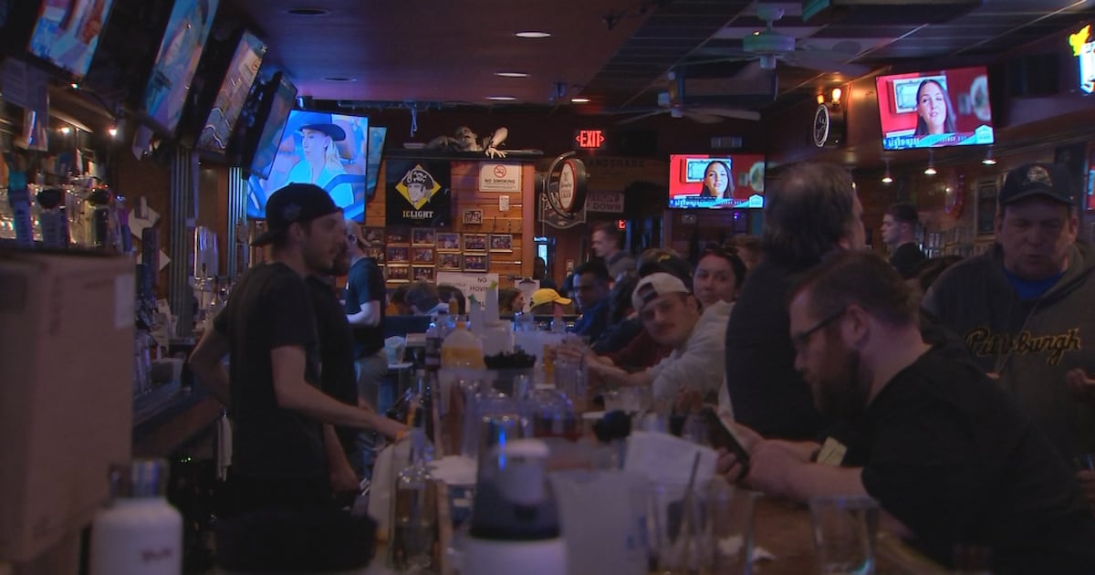 Pittsburgh bar Hemingway's Cafe opens for last day