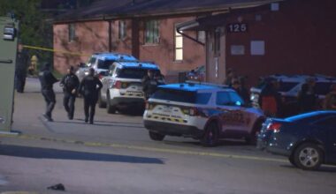 Woman in custody after barricading herself inside Pittsburgh apartment with child inside – WPXI