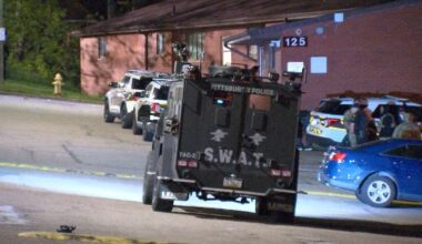 Woman in custody after barricading herself inside Pittsburgh apartment with child inside – WPXI