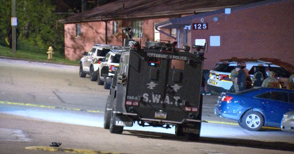 Woman in custody after barricading herself inside Pittsburgh apartment with child inside – WPXI