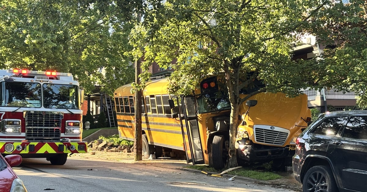 School bus crashes into tree in Pittsburgh’s Highland Park neighborhood – WPXI