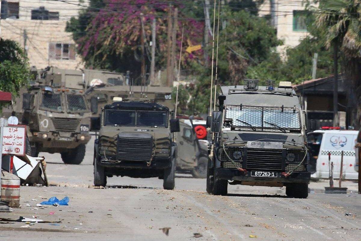 Israeli enemy close main entrance to Za'tara, east of Bethlehem